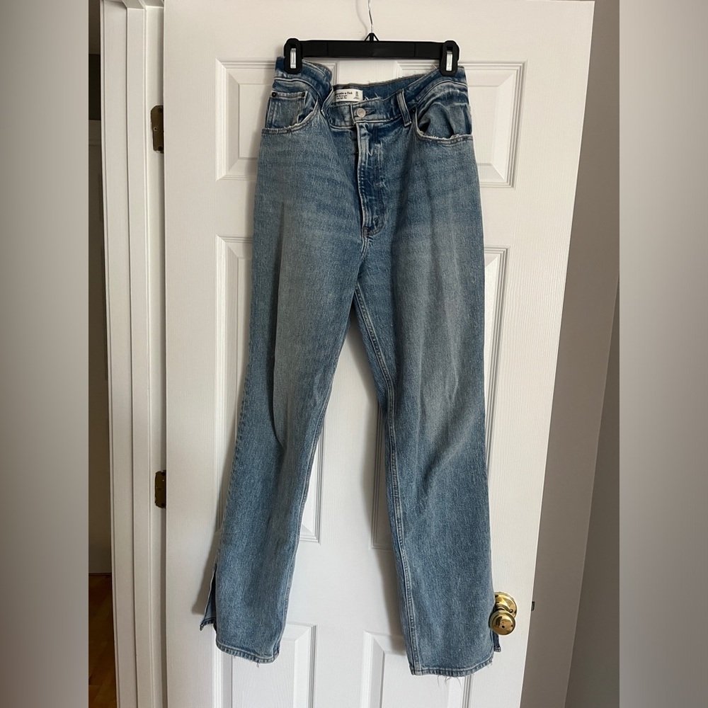 Abercrombie the 90’s Straight Ultra High Rise in Medium Wash